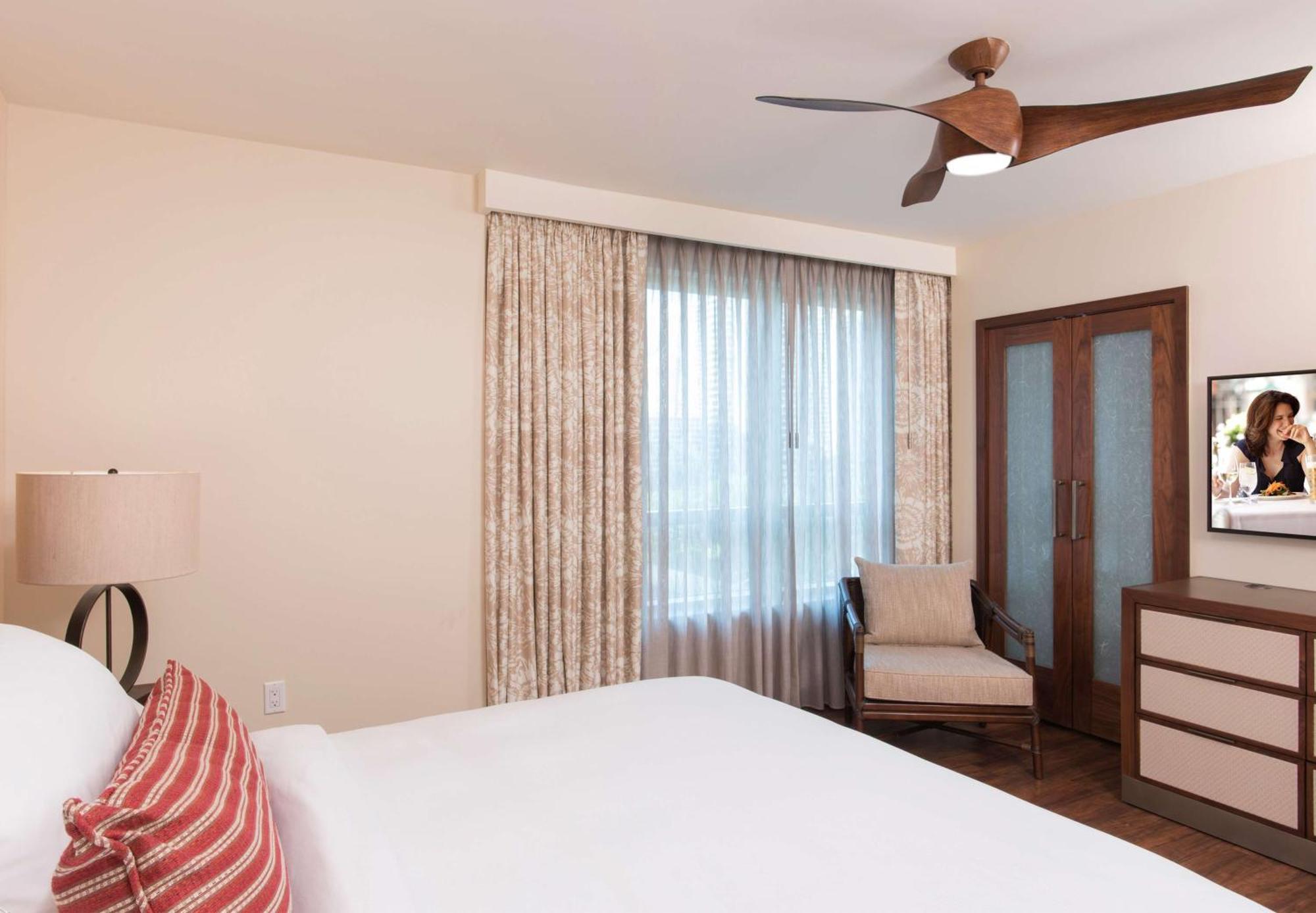 Отель Hilton Grand Vacation Club The Grand Islander Waikiki Гонолулу Экстерьер фото